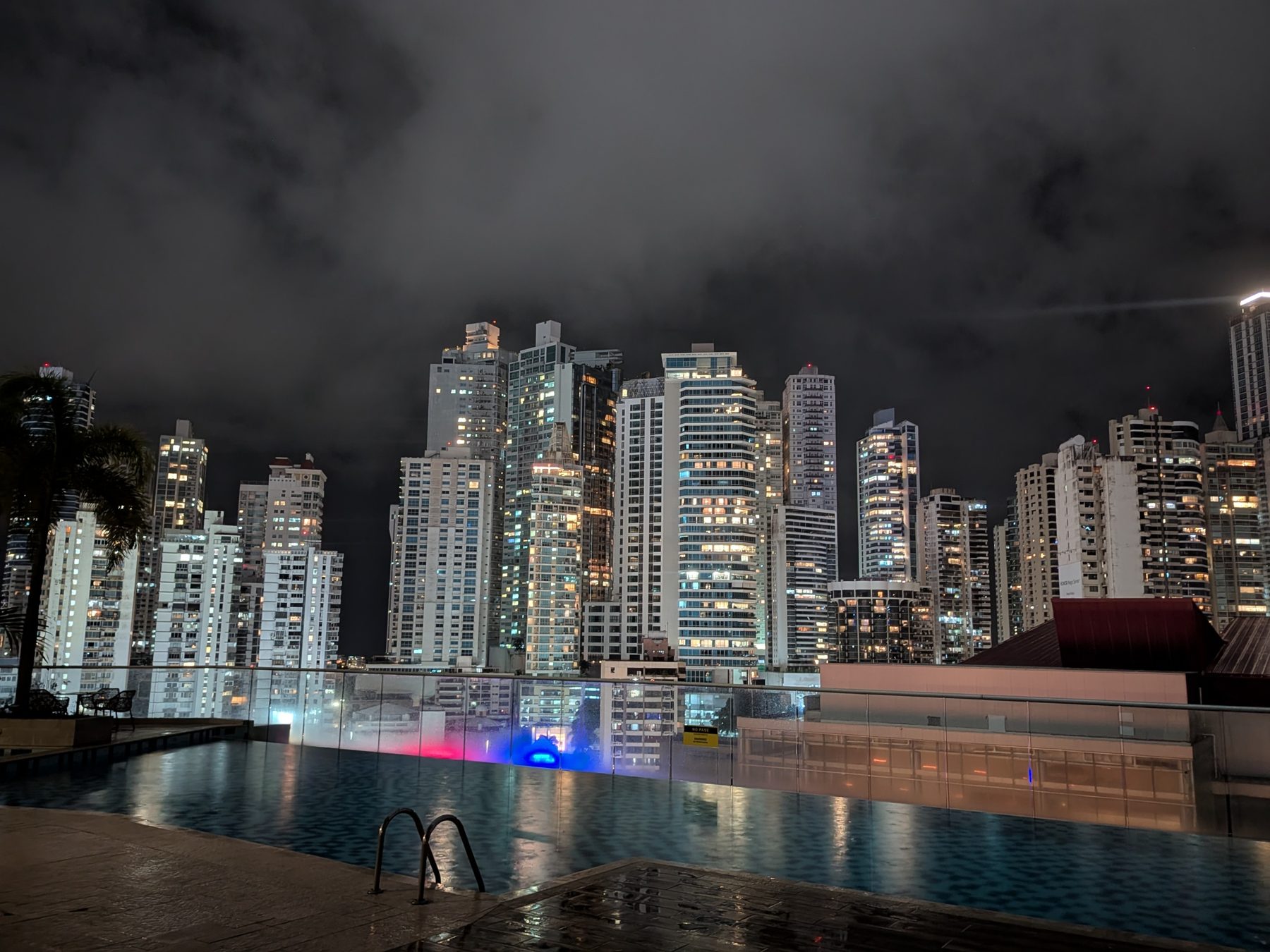 Vista nocturna de Ciudad de Panamá, sede de ELDI 2025