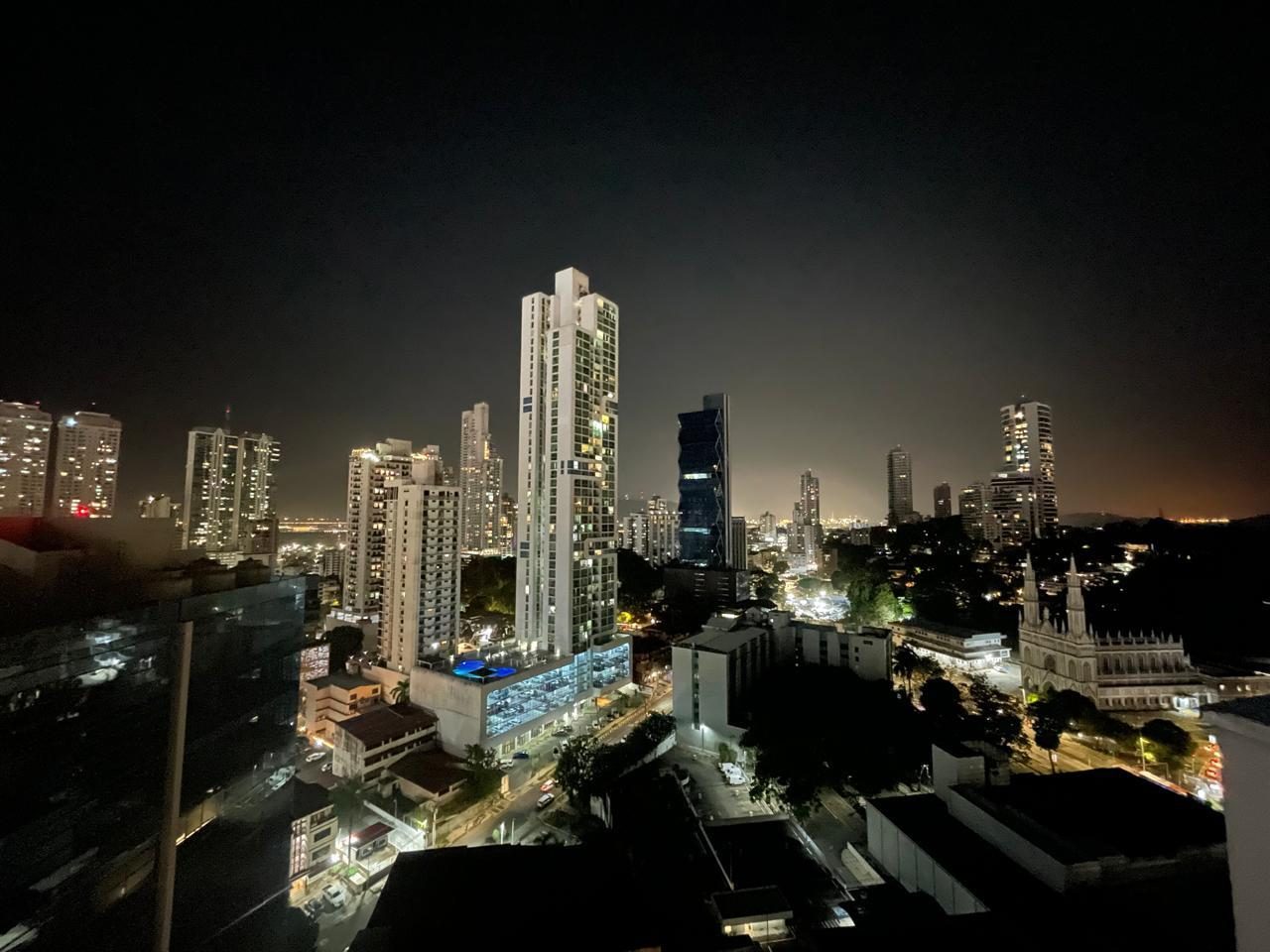 Ciudad de Panamá de noche, sede de ELDI 2026